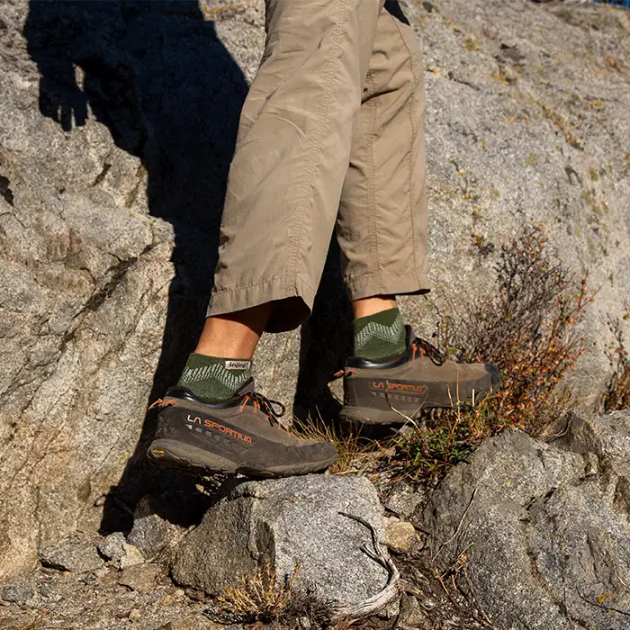 Ponozky_Injinji_Outdoor_MW_MiniCrew_forest_4