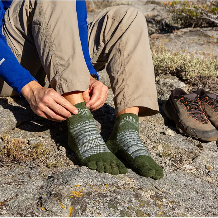 Ponozky_Injinji_Outdoor_MW_MiniCrew_forest_5