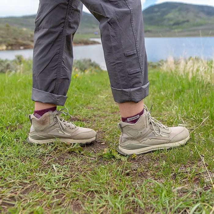Ponozky_Injinji_Outdoor_MW_MiniCrew_garnet_4